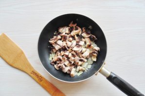 Салат с куриными желудками и грибами