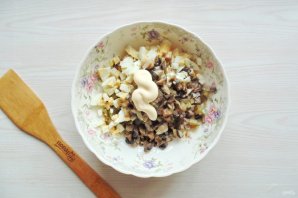 Салат с куриными желудками и грибами