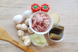 Салат с куриными желудками и грибами