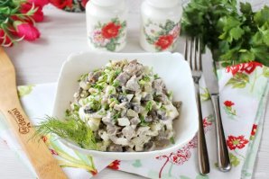 Салат с куриными желудками и грибами