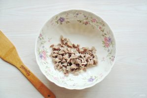 Салат с куриными желудками и грибами