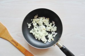 Салат с куриными желудками и грибами