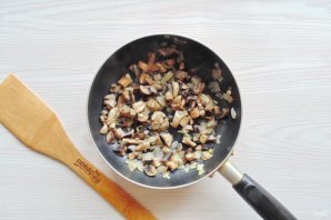 Салат с куриными желудками и грибами