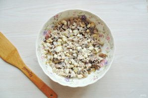 Салат с куриными желудками и грибами