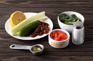 Салат с вялеными томатами и маринованным перцем