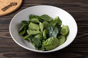 Салат с вялеными томатами и маринованным перцем