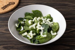 Салат с вялеными томатами и маринованным перцем