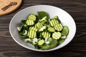 Салат с вялеными томатами и маринованным перцем