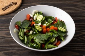 Салат с вялеными томатами и маринованным перцем