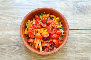 Салат с жареным тунцом