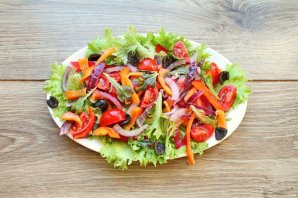 Салат с жареным тунцом