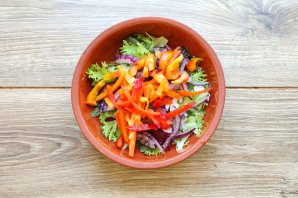 Салат с жареным тунцом