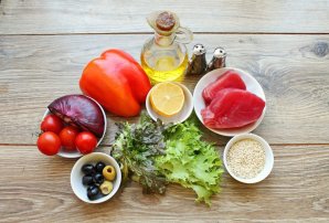 Салат с жареным тунцом