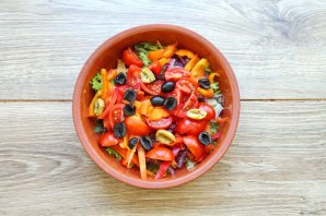 Салат с жареным тунцом