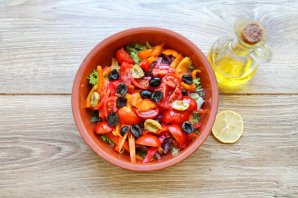 Салат с жареным тунцом