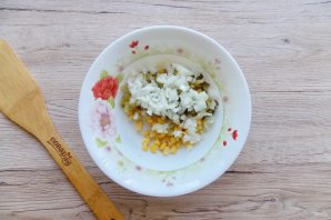 Салат "Желтый одуванчик" с кукурузой