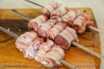 Шашлык из мясных рулетиков с беконом