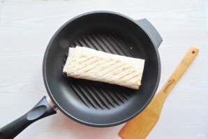 Шаурма с курицей и ананасами