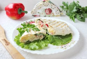 Шаурма с курицей и ананасами