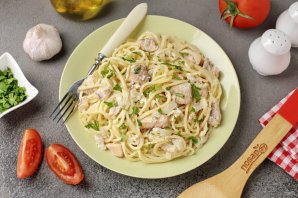 Спагетти с консервированным лососем в сливочном соусе Спагетти с консервированным лососем в сливочном соусе