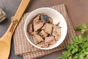 Суп из рыбных консервов с перловкой