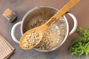 Суп из рыбных консервов с перловкой