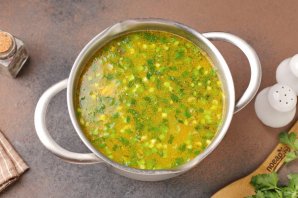 Суп из рыбных консервов с перловкой