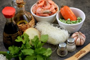 Суп с фунчозой и креветками