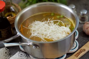 Суп с фунчозой и креветками