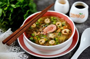 Суп с фунчозой и креветками Суп с фунчозой и креветками