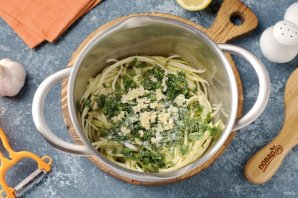 Свежий кабачок маринованный лимоном