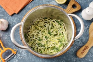 Свежий кабачок маринованный лимоном