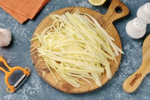 Свежий кабачок маринованный лимоном