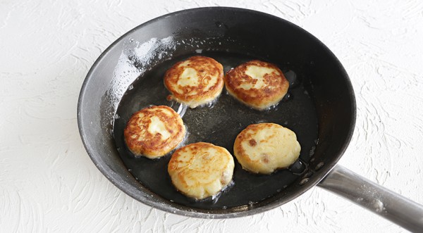 Сырники из творожной массы с изюмом, пошаговый рецепт с фото