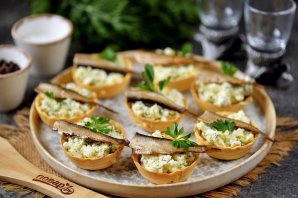 Тарталетки со шпротами и сливочным сыром Тарталетки со шпротами и сливочным сыром