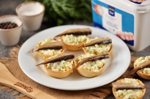 Тарталетки со шпротами и сливочным сыром Тарталетки со шпротами и сливочным сыром