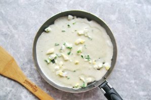 Тонкие блины с припеком из яиц и зеленого лука