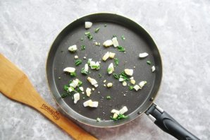 Тонкие блины с припеком из яиц и зеленого лука