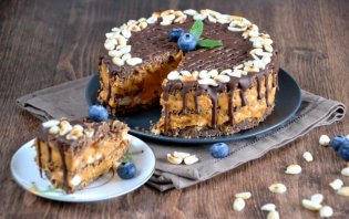 Торт "Сникерс" из печенья без выпечки
