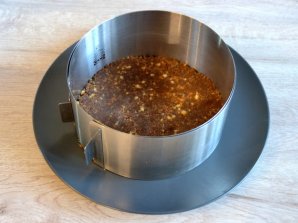 Торт "Сникерс" из печенья без выпечки