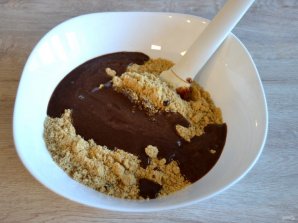 Торт "Сникерс" из печенья без выпечки