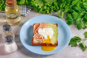 Тост с авокадо, соленой семгой и яйцом пашот