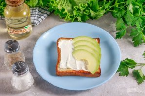 Тост с авокадо, соленой семгой и яйцом пашот