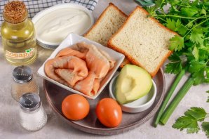 Тост с авокадо, соленой семгой и яйцом пашот