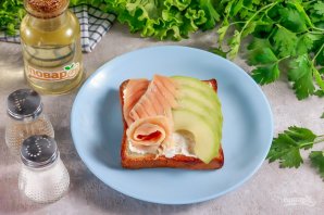 Тост с авокадо, соленой семгой и яйцом пашот