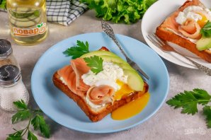Тост с авокадо, соленой семгой и яйцом пашот