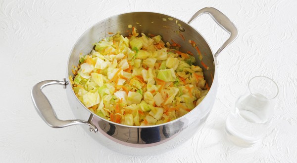 Тушеная капуста с колбасой на сковороде, пошаговый рецепт с фото