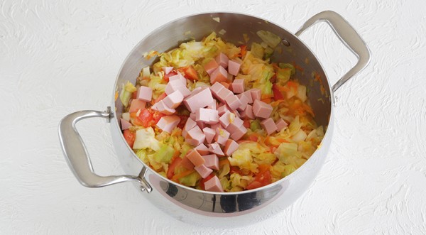 Тушеная капуста с колбасой на сковороде, пошаговый рецепт с фото