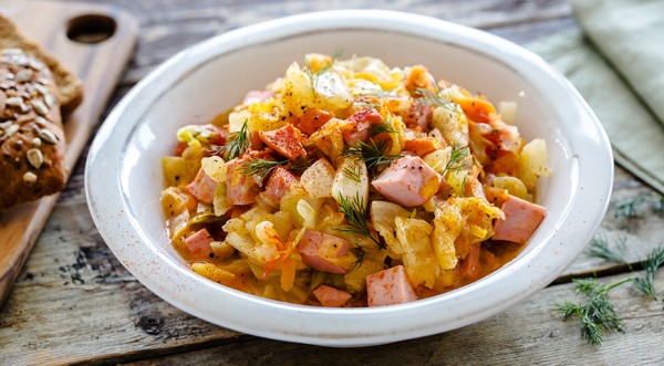 Тушеная капуста с колбасой на сковороде, пошаговый рецепт с фото