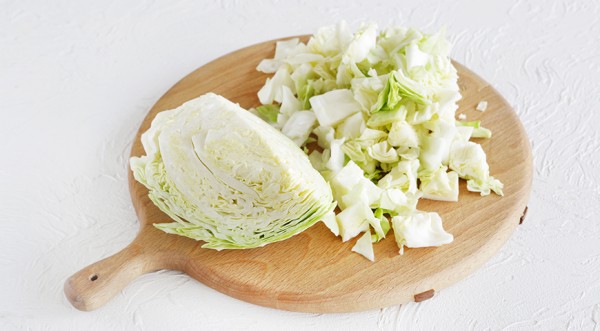 Тушеная капуста с колбасой на сковороде, пошаговый рецепт с фото